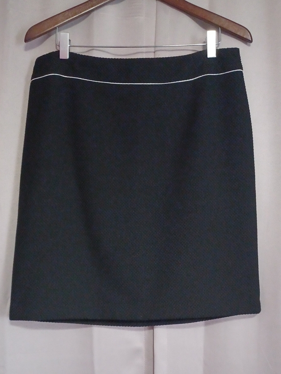 White House Black Market Dresses & Skirts - WHBM Black Textured Knit Mini Pencil Skirt White Piping Trim Size 10